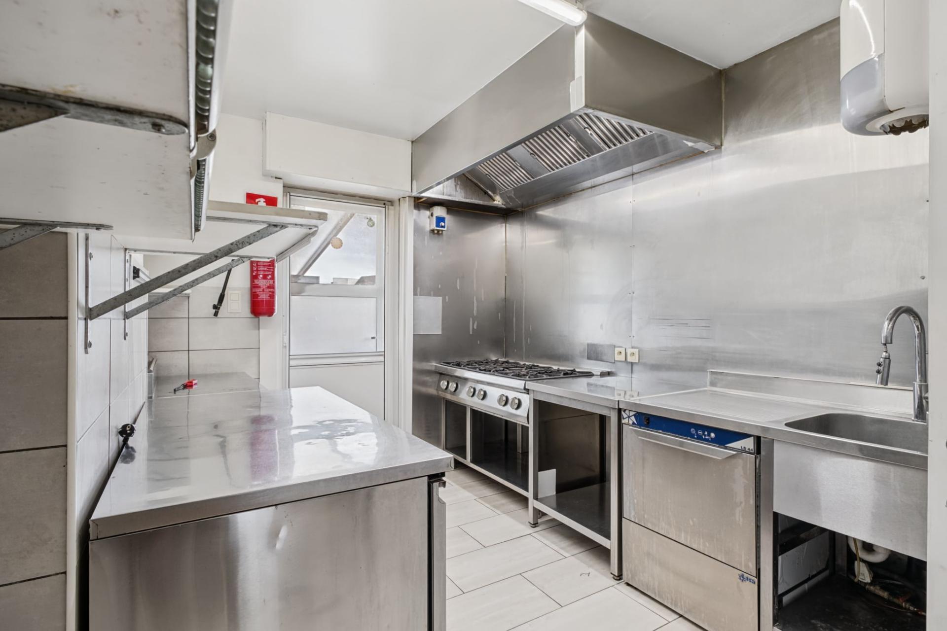 Handelsgelijkvloers met bovenliggend duplex appartement — foto