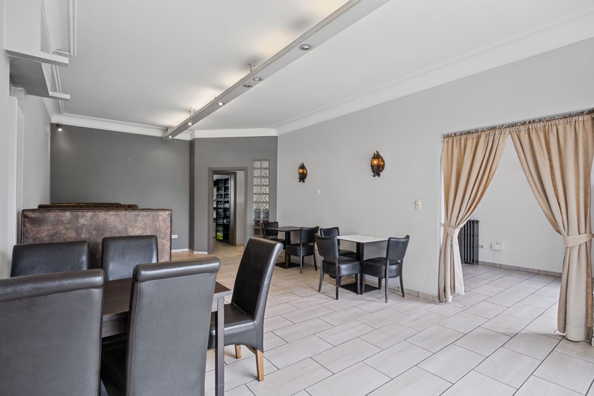 Handelsgelijkvloers met bovenliggend duplex appartement — foto