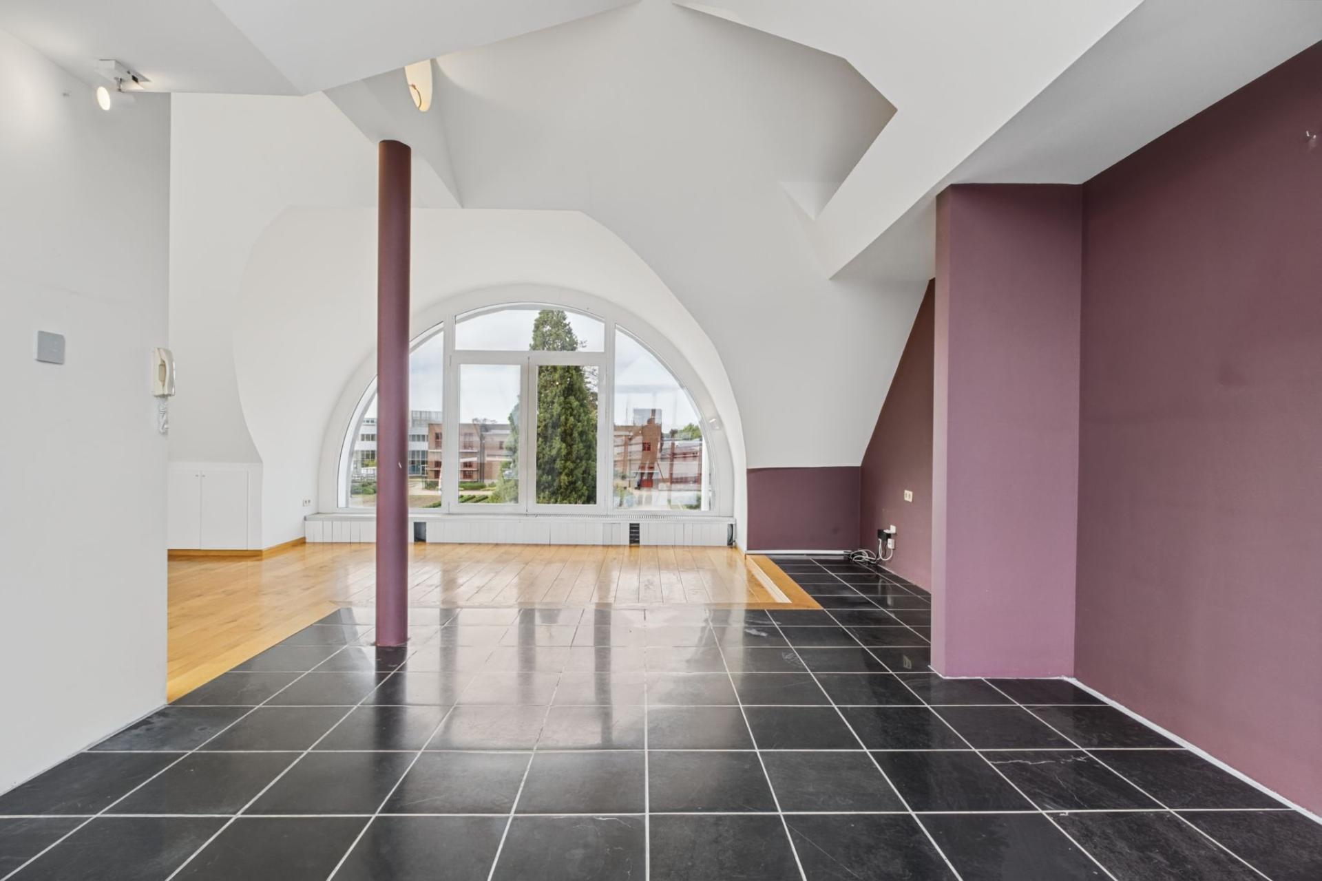 Handelsgelijkvloers met bovenliggend duplex appartement — foto