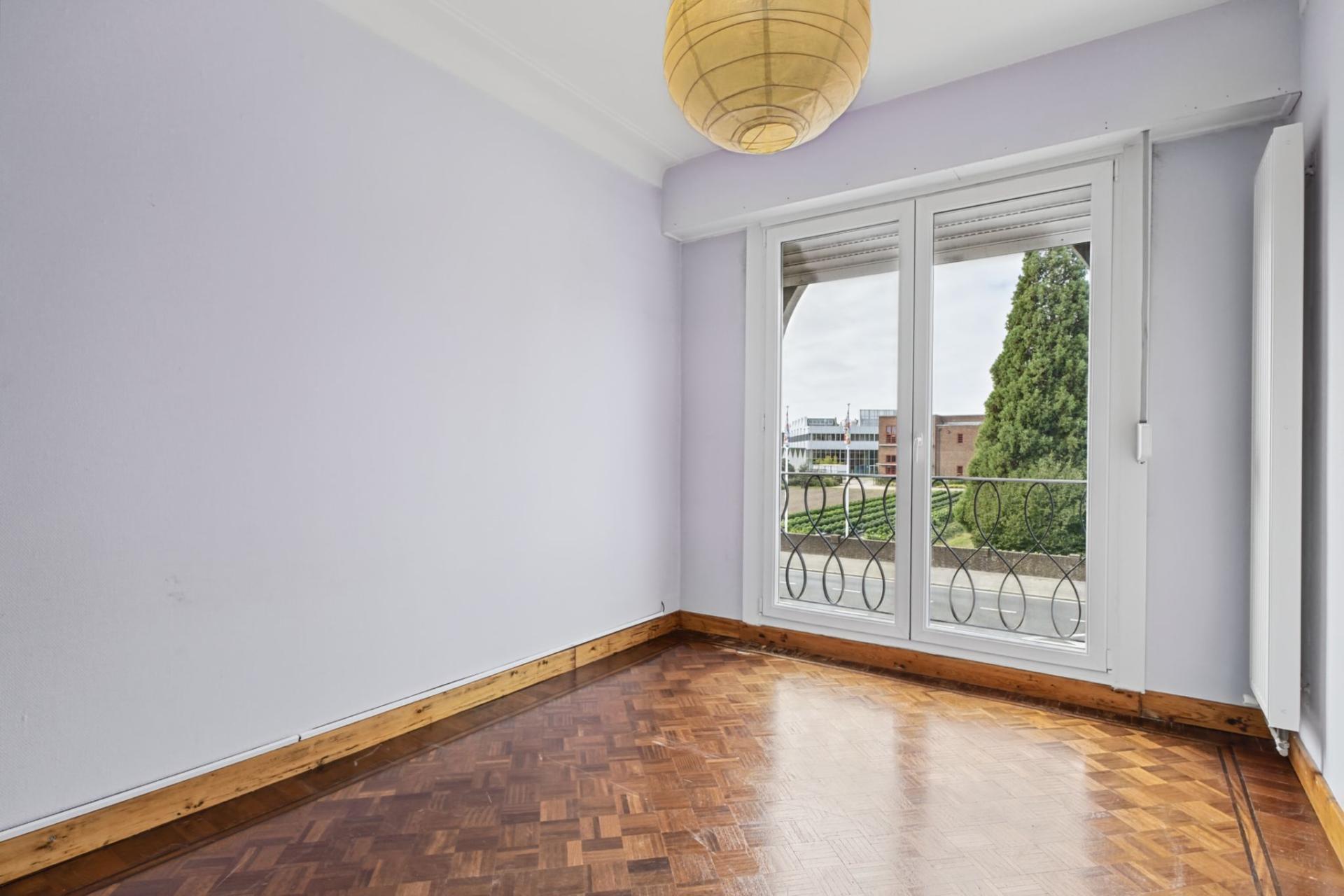 Handelsgelijkvloers met bovenliggend duplex appartement — foto