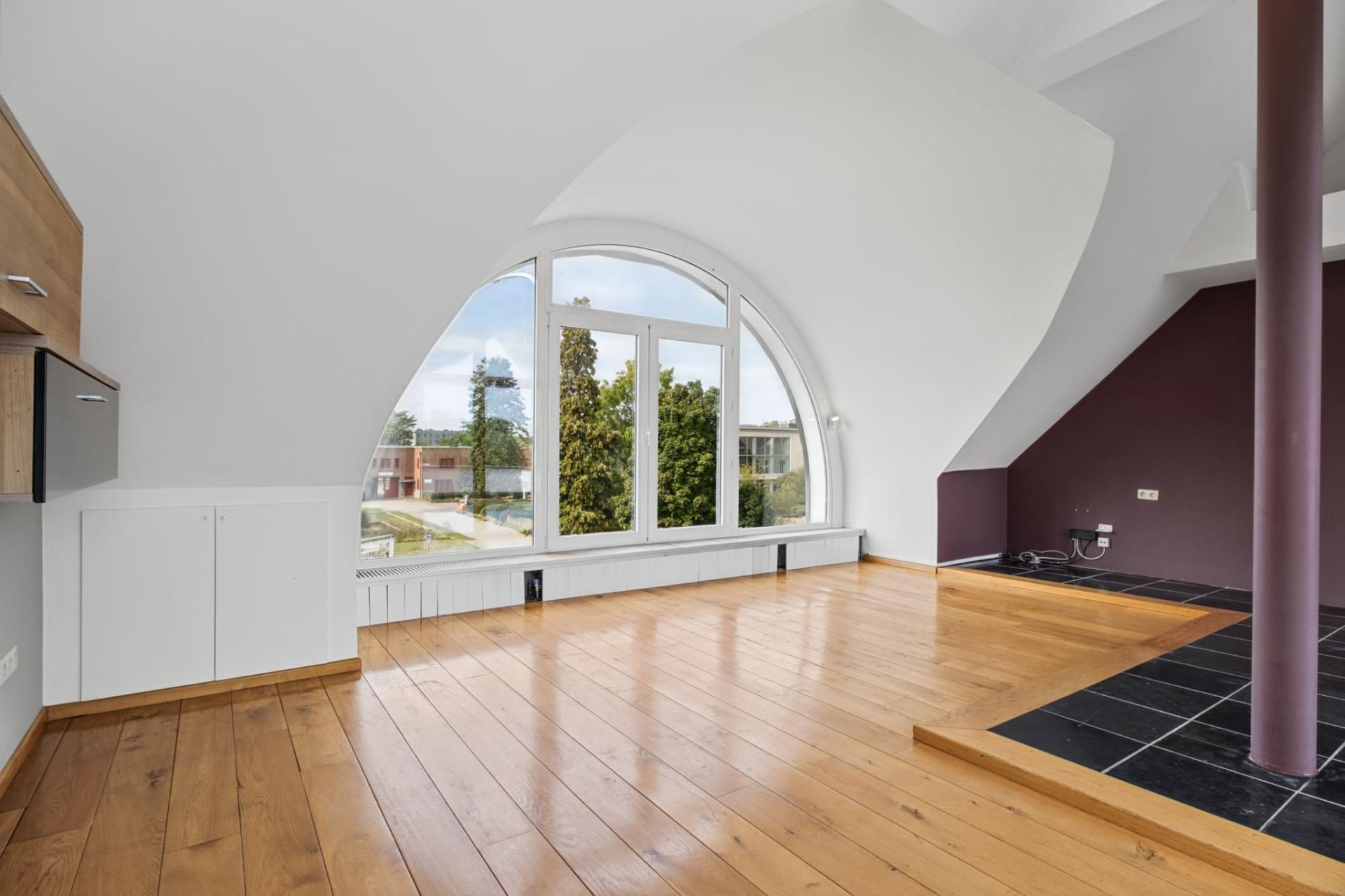 Handelsgelijkvloers met bovenliggend duplex appartement — foto