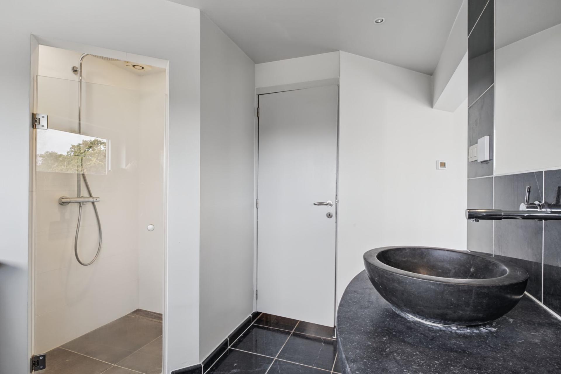Handelsgelijkvloers met bovenliggend duplex appartement — foto