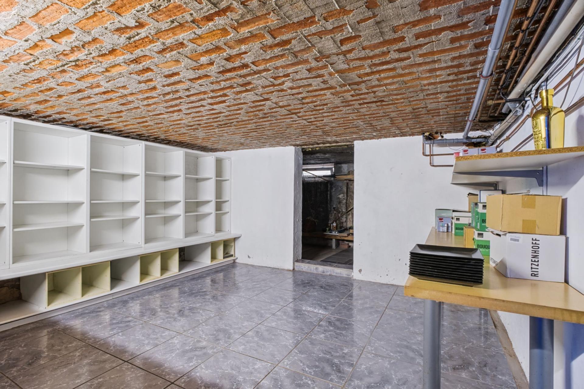 Handelsgelijkvloers met bovenliggend duplex appartement — foto