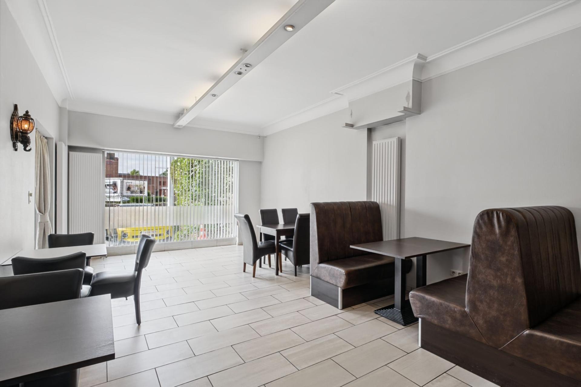 Handelsgelijkvloers met bovenliggend duplex appartement — foto