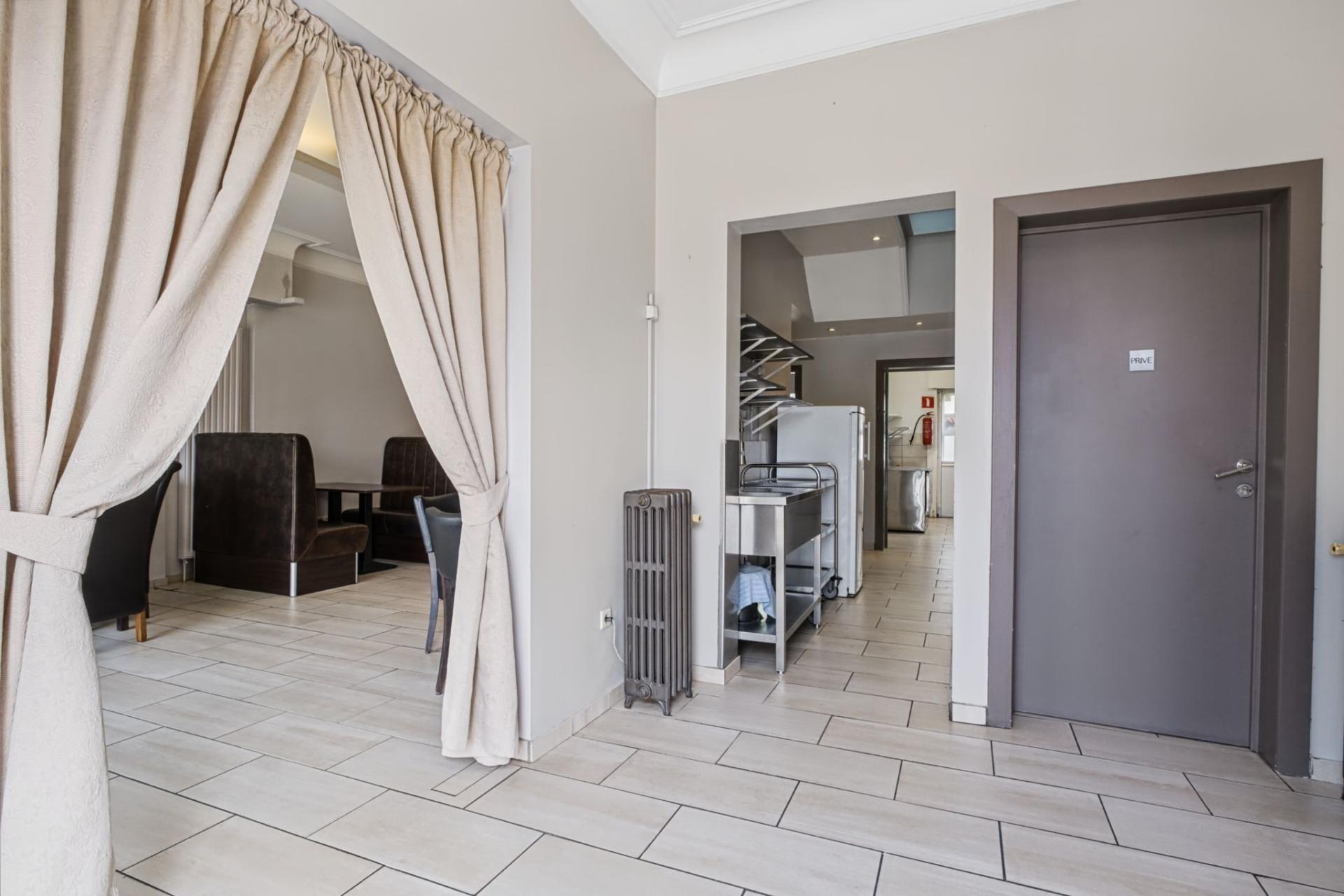 Handelsgelijkvloers met bovenliggend duplex appartement — foto