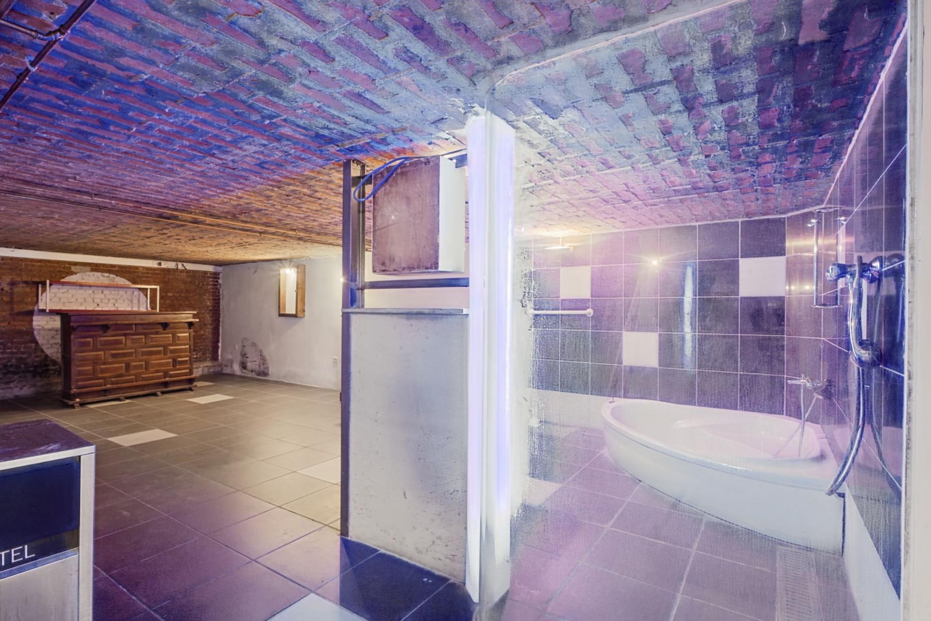 Handelsgelijkvloers met bovenliggend duplex appartement — foto