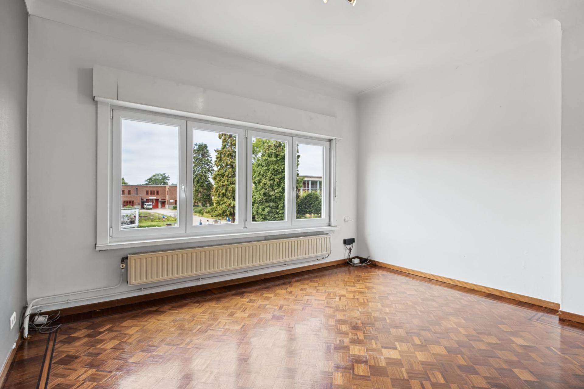 Handelsgelijkvloers met bovenliggend duplex appartement — foto