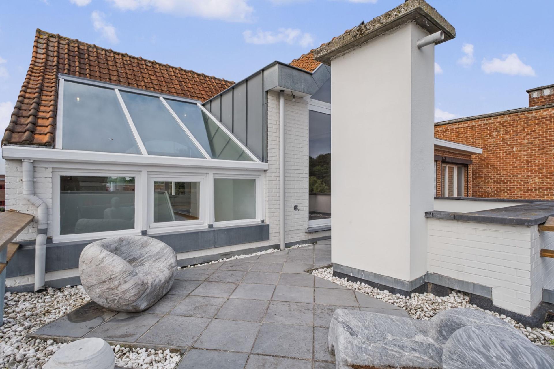 Handelsgelijkvloers met bovenliggend duplex appartement — foto