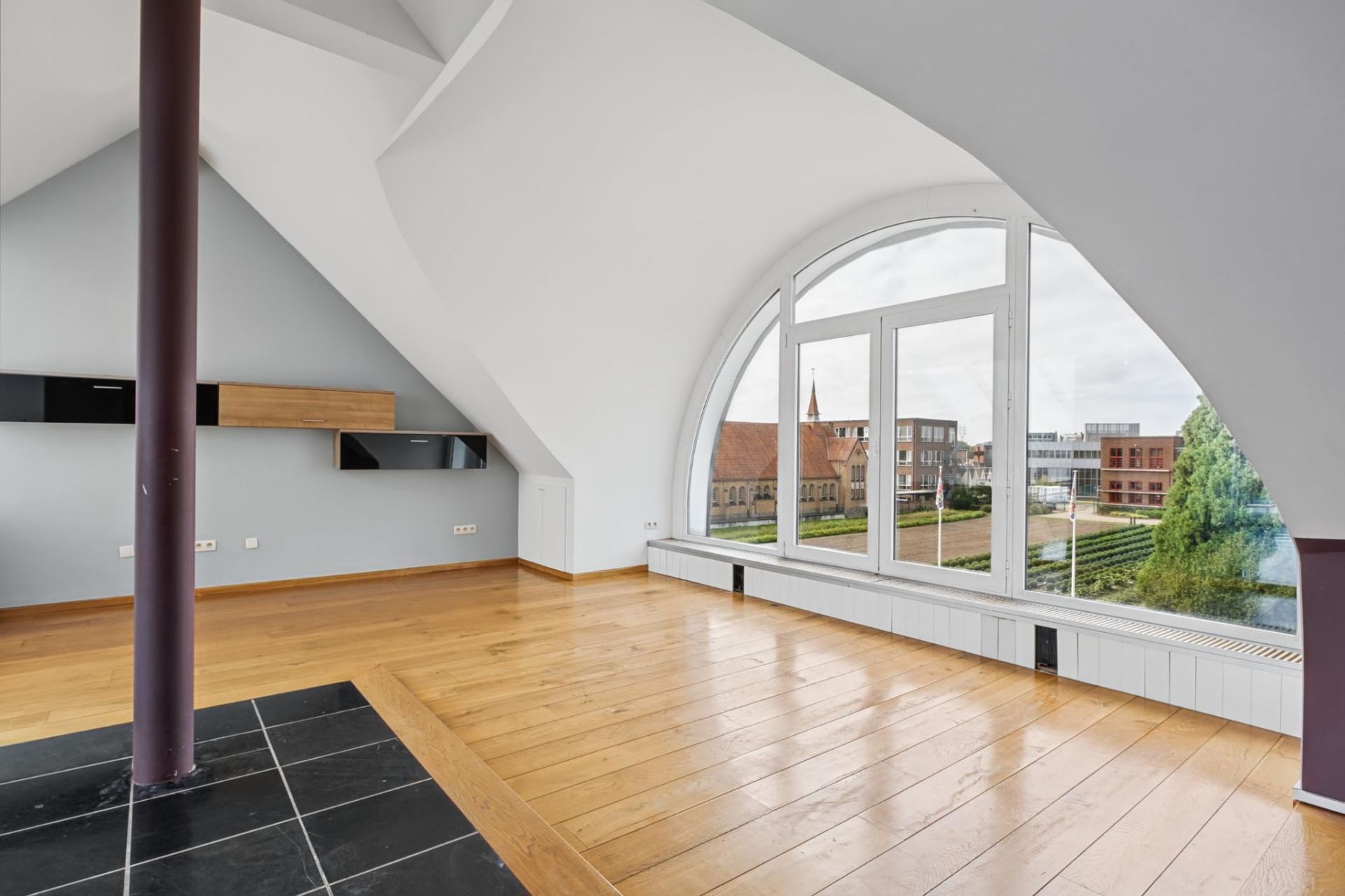 Handelsgelijkvloers met bovenliggend duplex appartement — foto