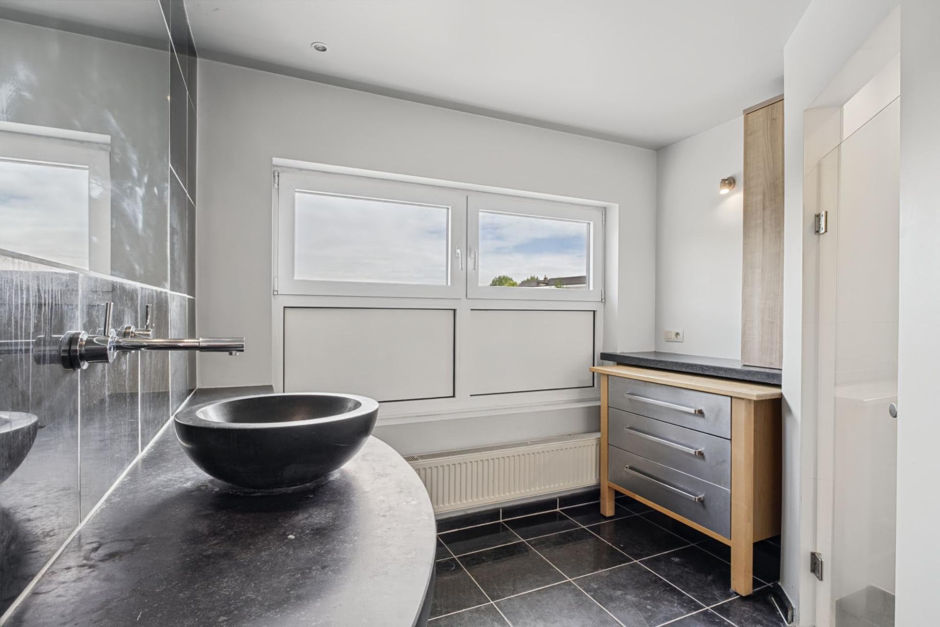 Handelsgelijkvloers met bovenliggend duplex appartement — foto