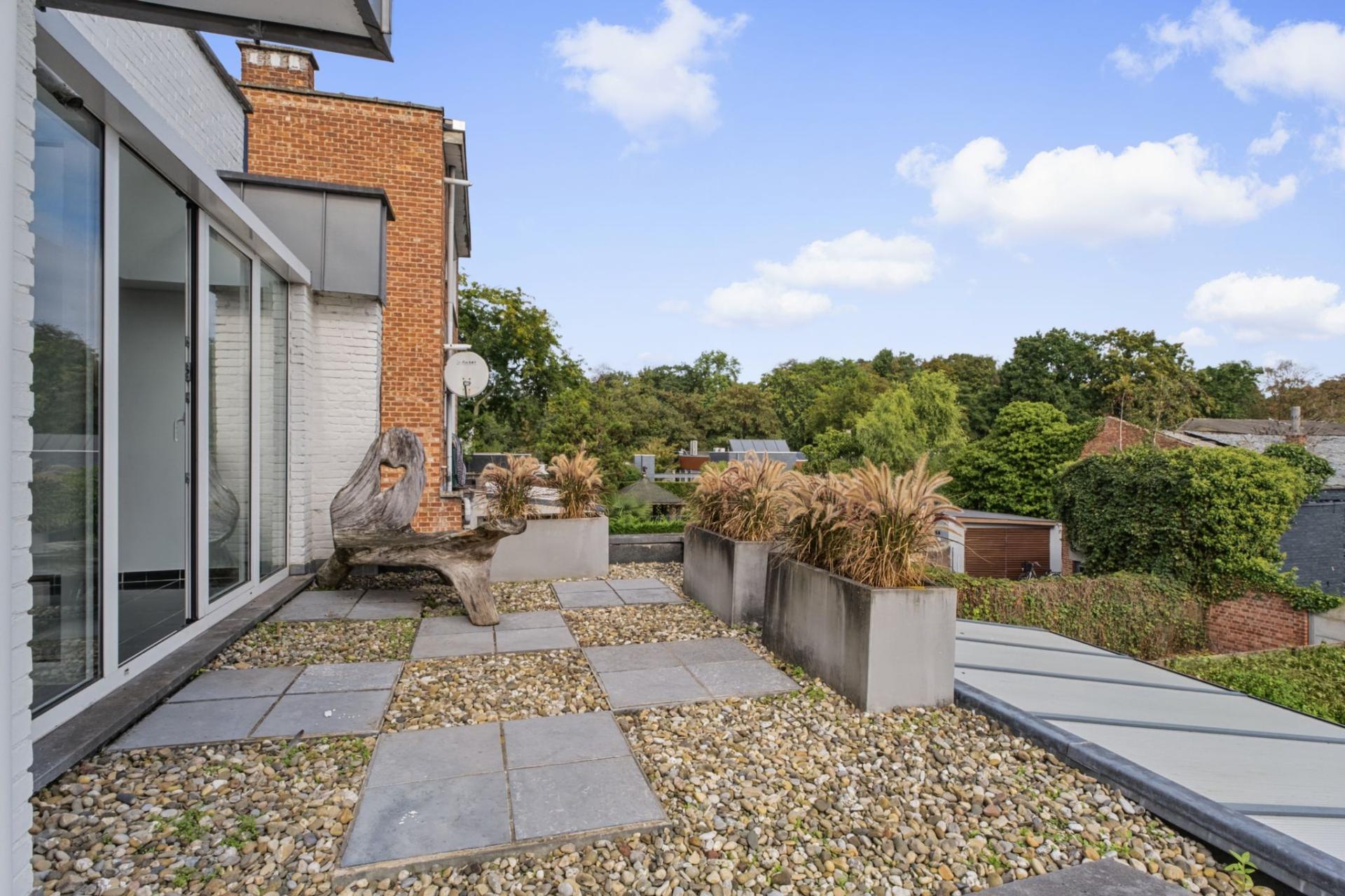 Handelsgelijkvloers met bovenliggend duplex appartement — foto