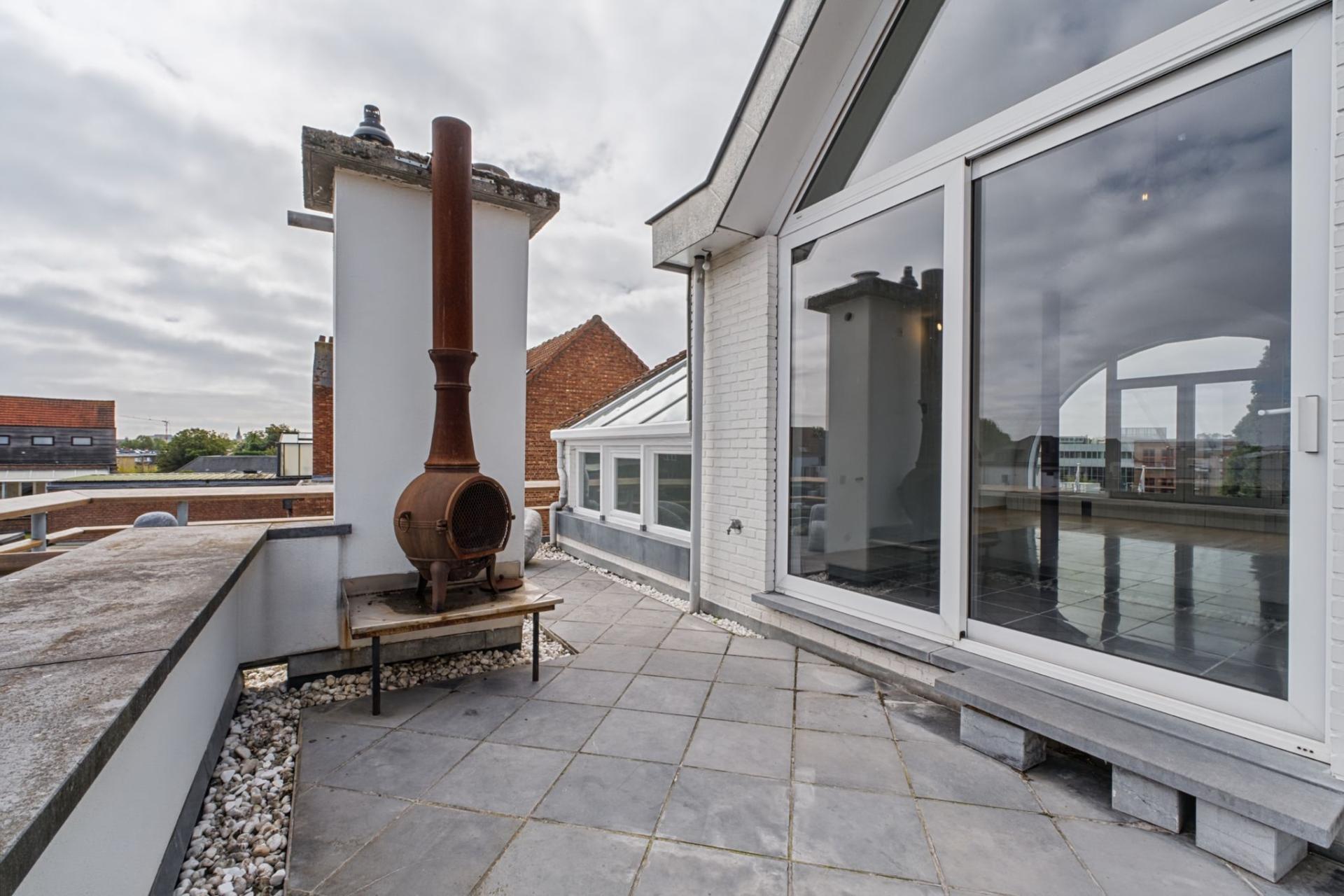 Handelsgelijkvloers met bovenliggend duplex appartement — foto