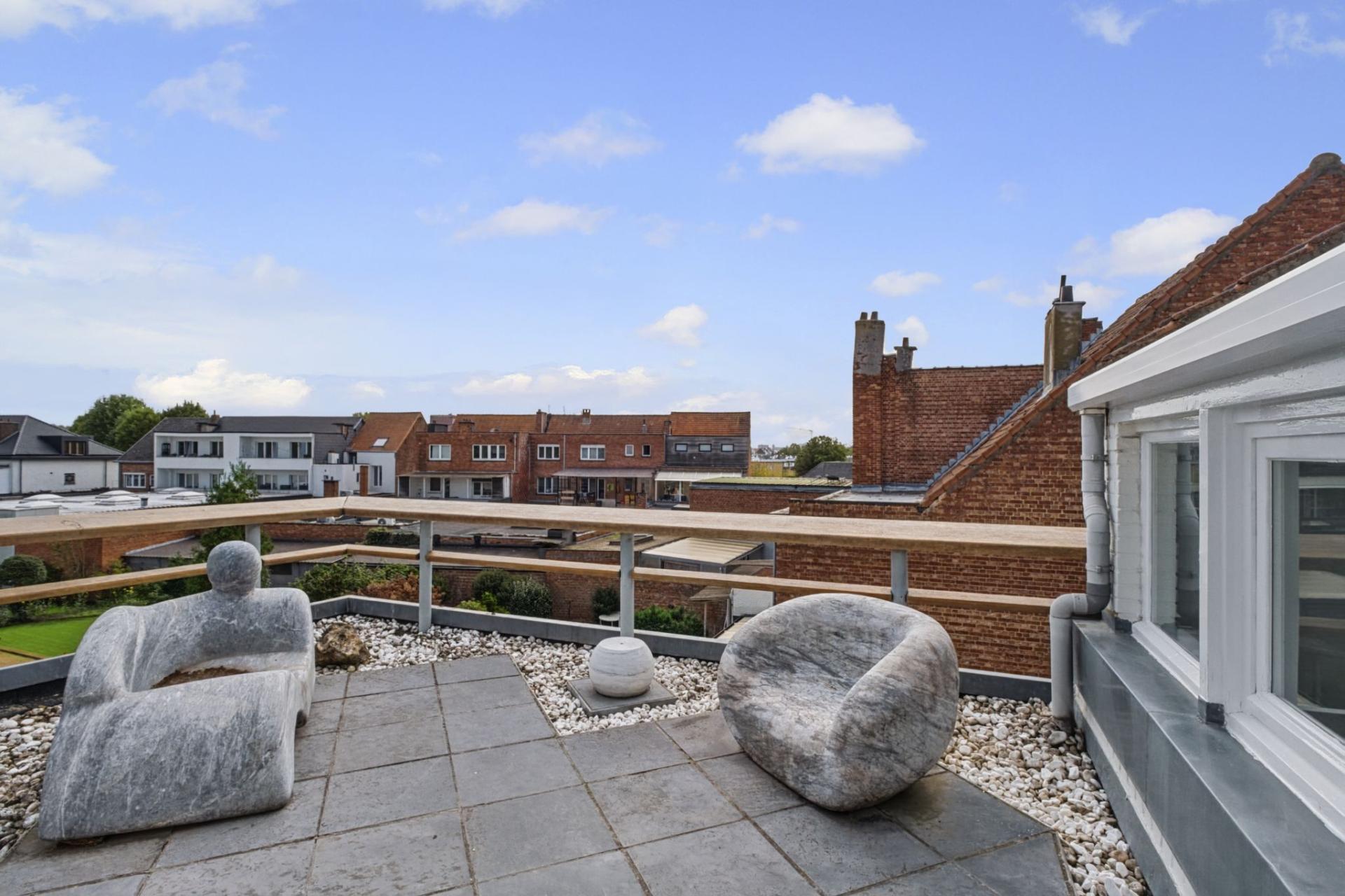 Handelsgelijkvloers met bovenliggend duplex appartement — foto