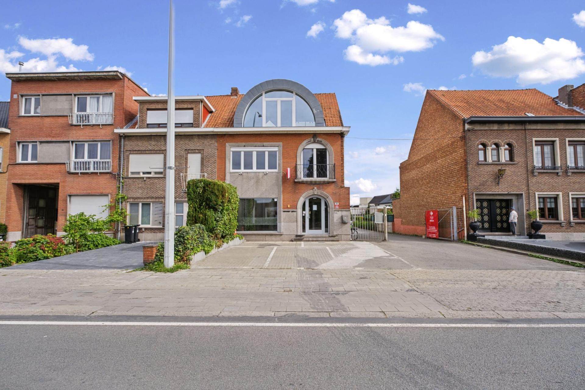 Handelsgelijkvloers met bovenliggend duplex appartement — foto