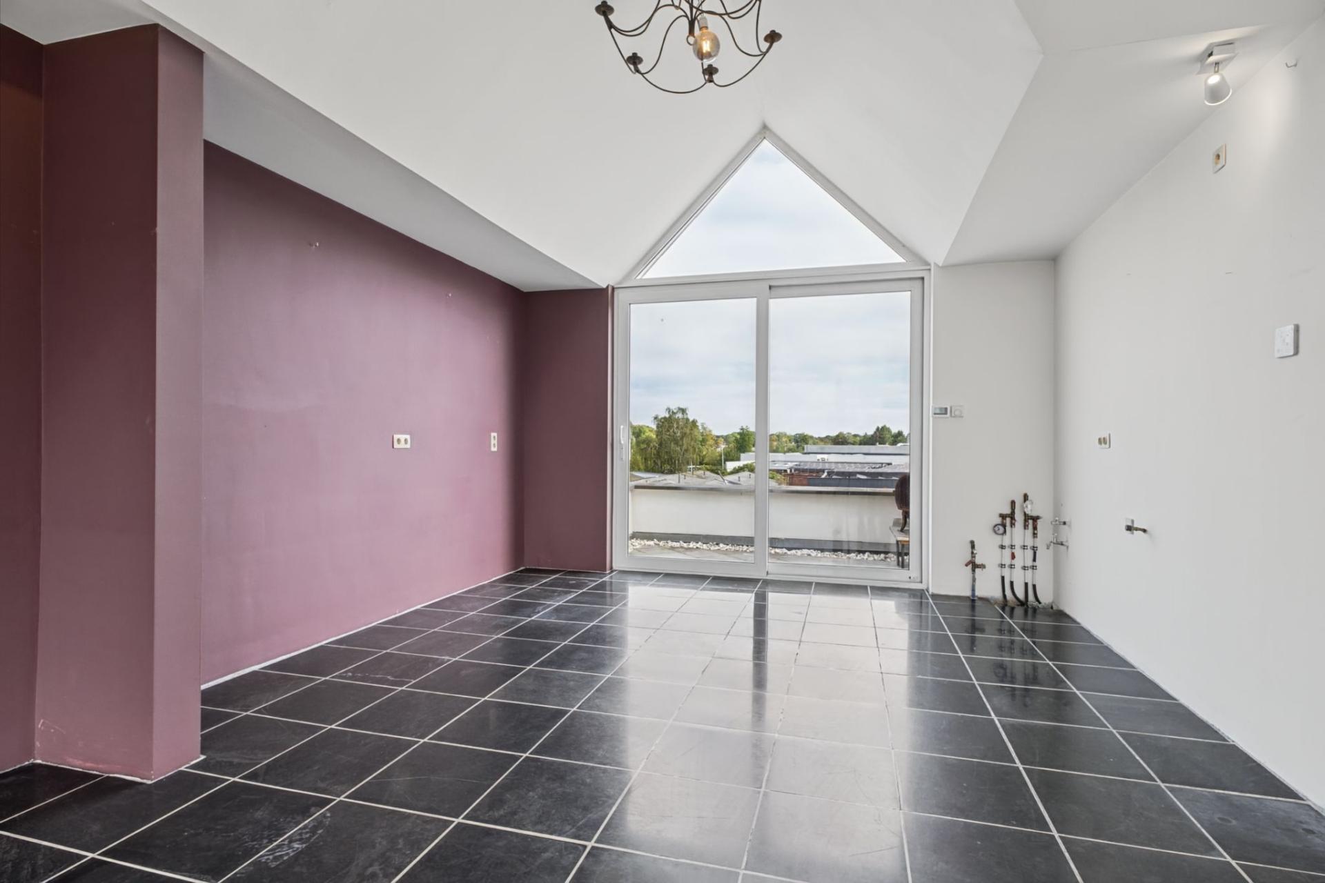 Handelsgelijkvloers met bovenliggend duplex appartement — foto