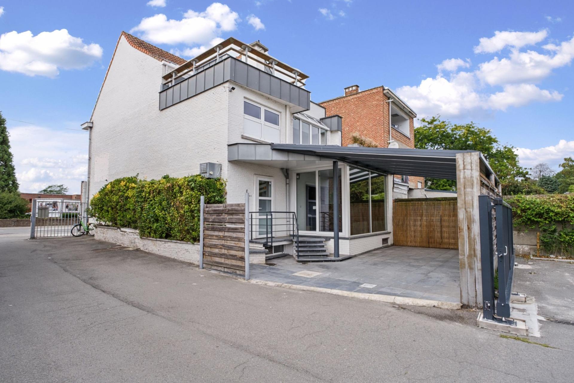 Handelsgelijkvloers met bovenliggend duplex appartement — foto