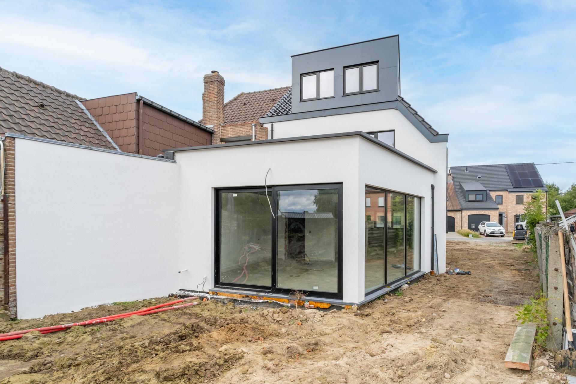 Volledig vernieuwbouwde woning met 3 slpks, 2 badkmrs & tuin — foto