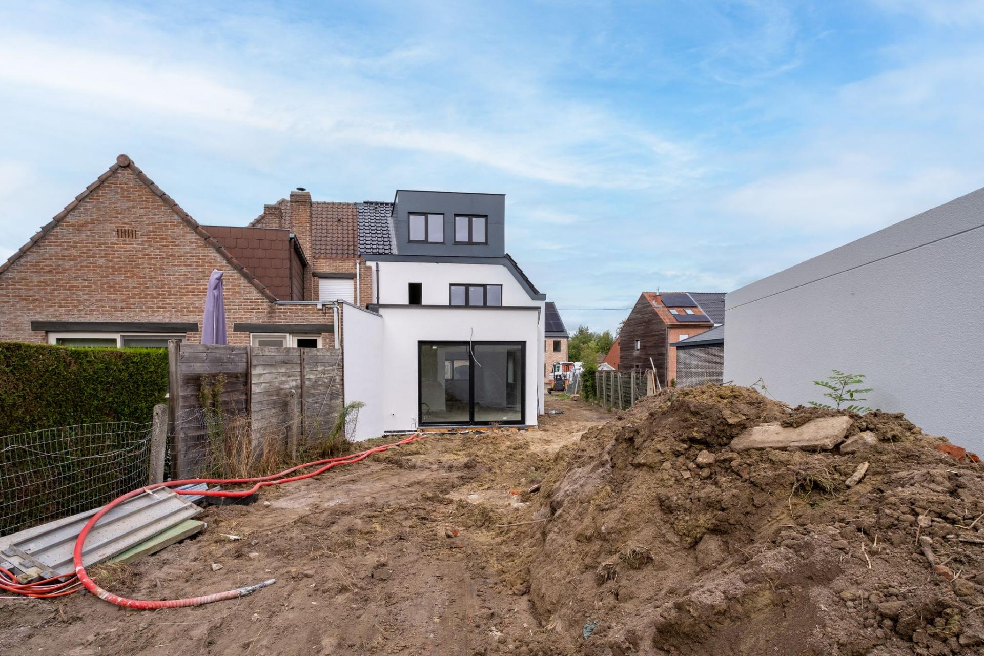 Volledig vernieuwbouwde woning met 3 slpks, 2 badkmrs & tuin — foto