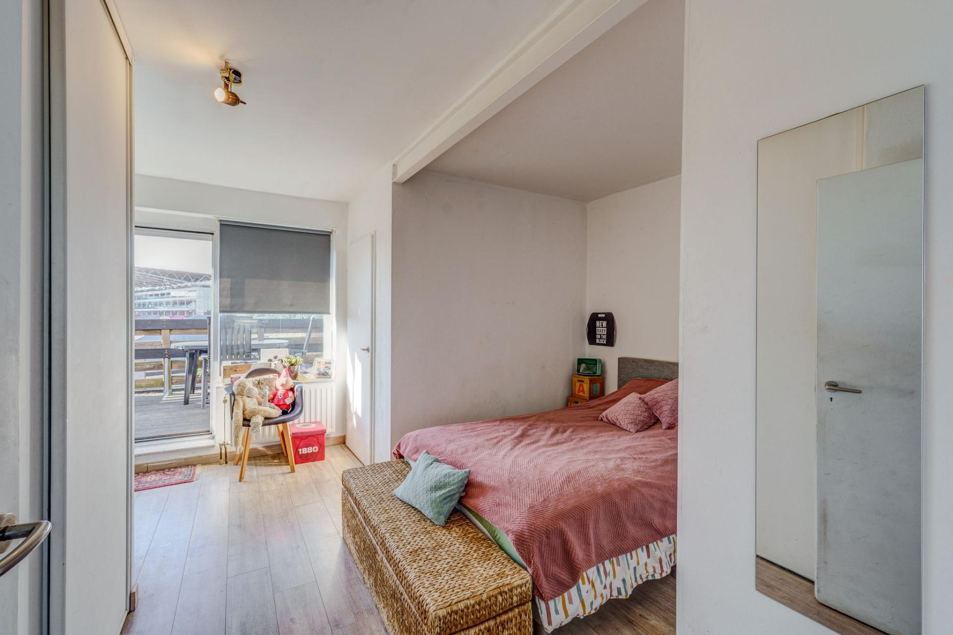 Appartement met slaapkamer en twee ruime terrassen in Deurne — foto