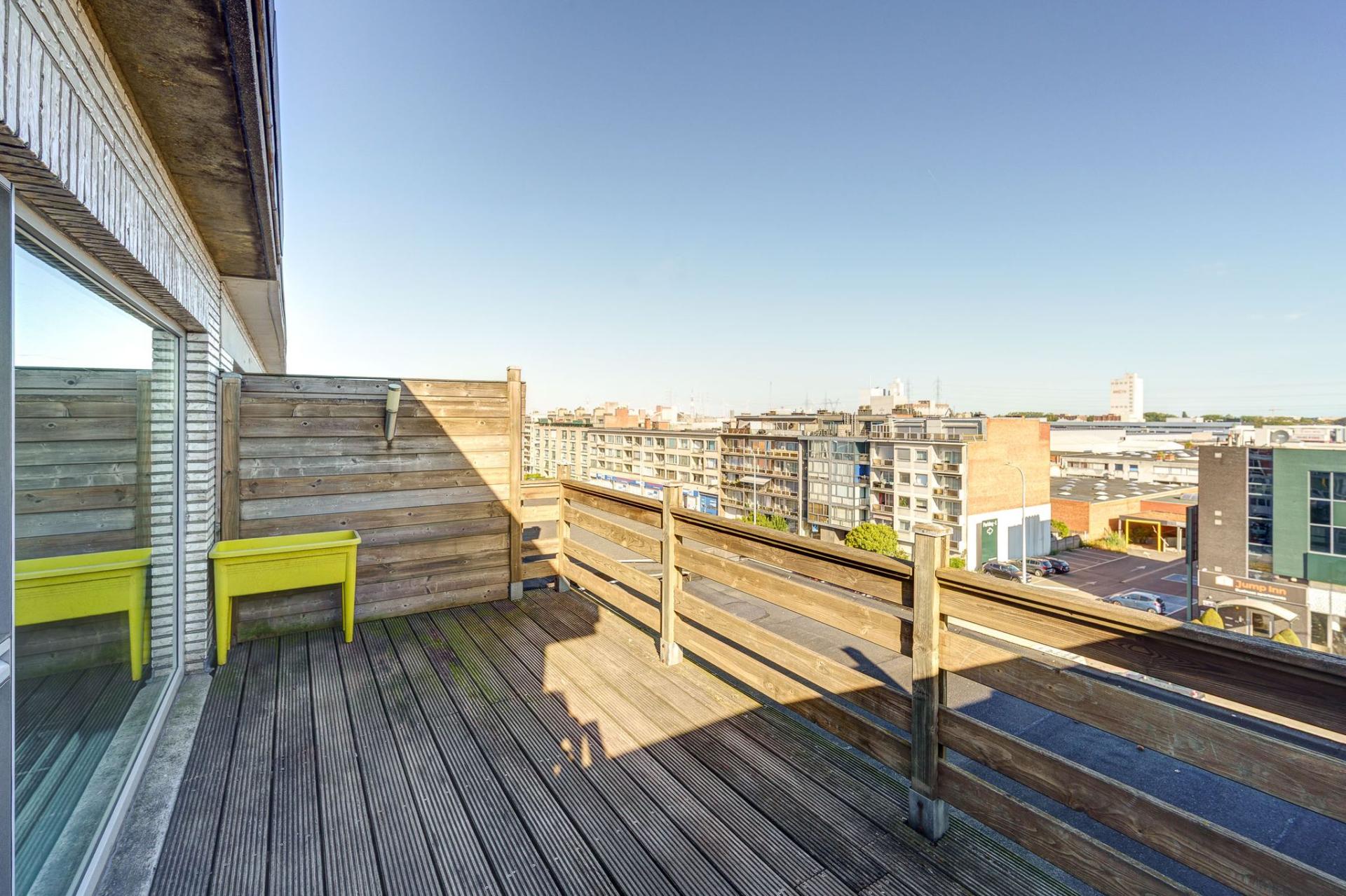 Appartement met slaapkamer en twee ruime terrassen in Deurne — foto