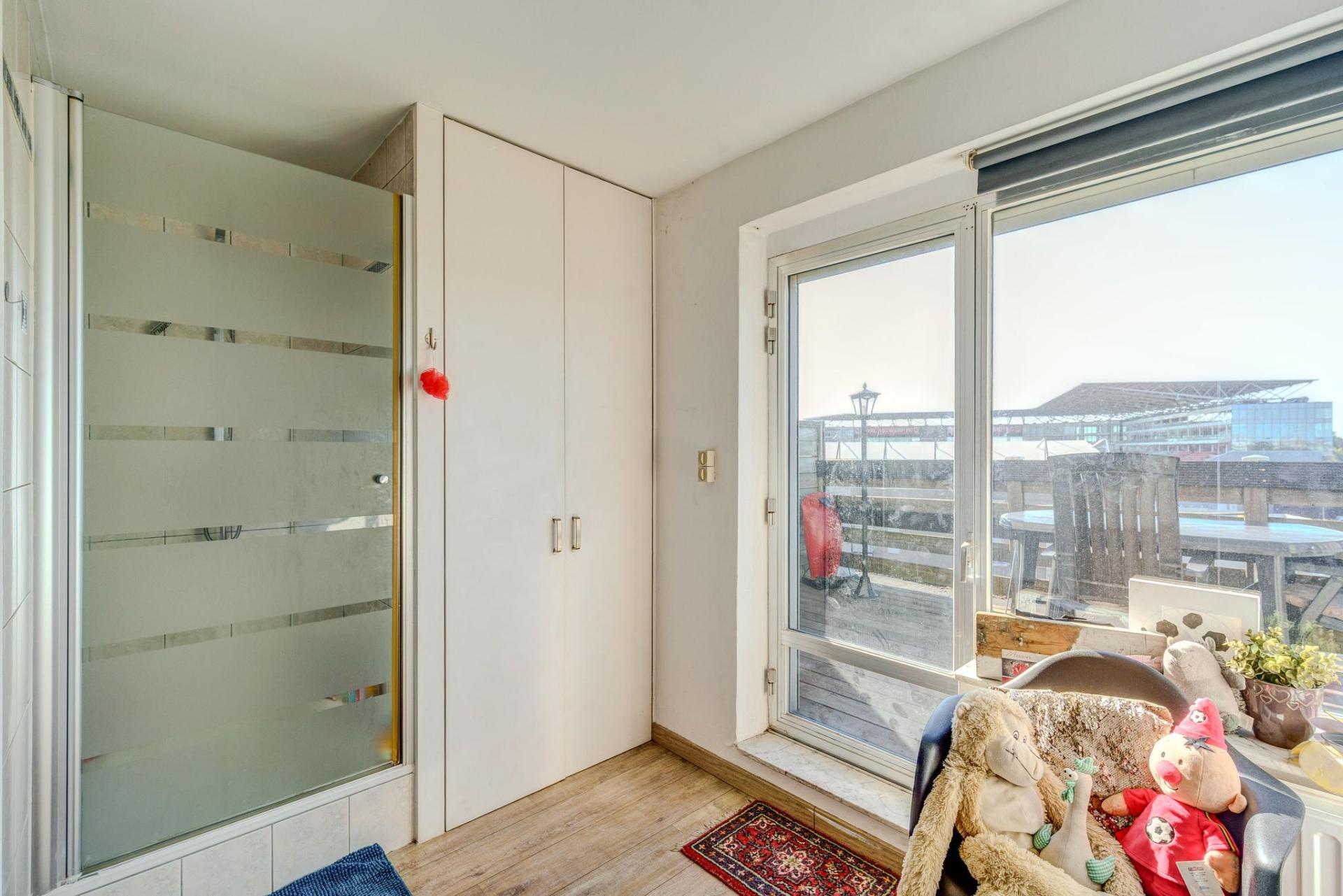 Appartement met slaapkamer en twee ruime terrassen in Deurne — foto