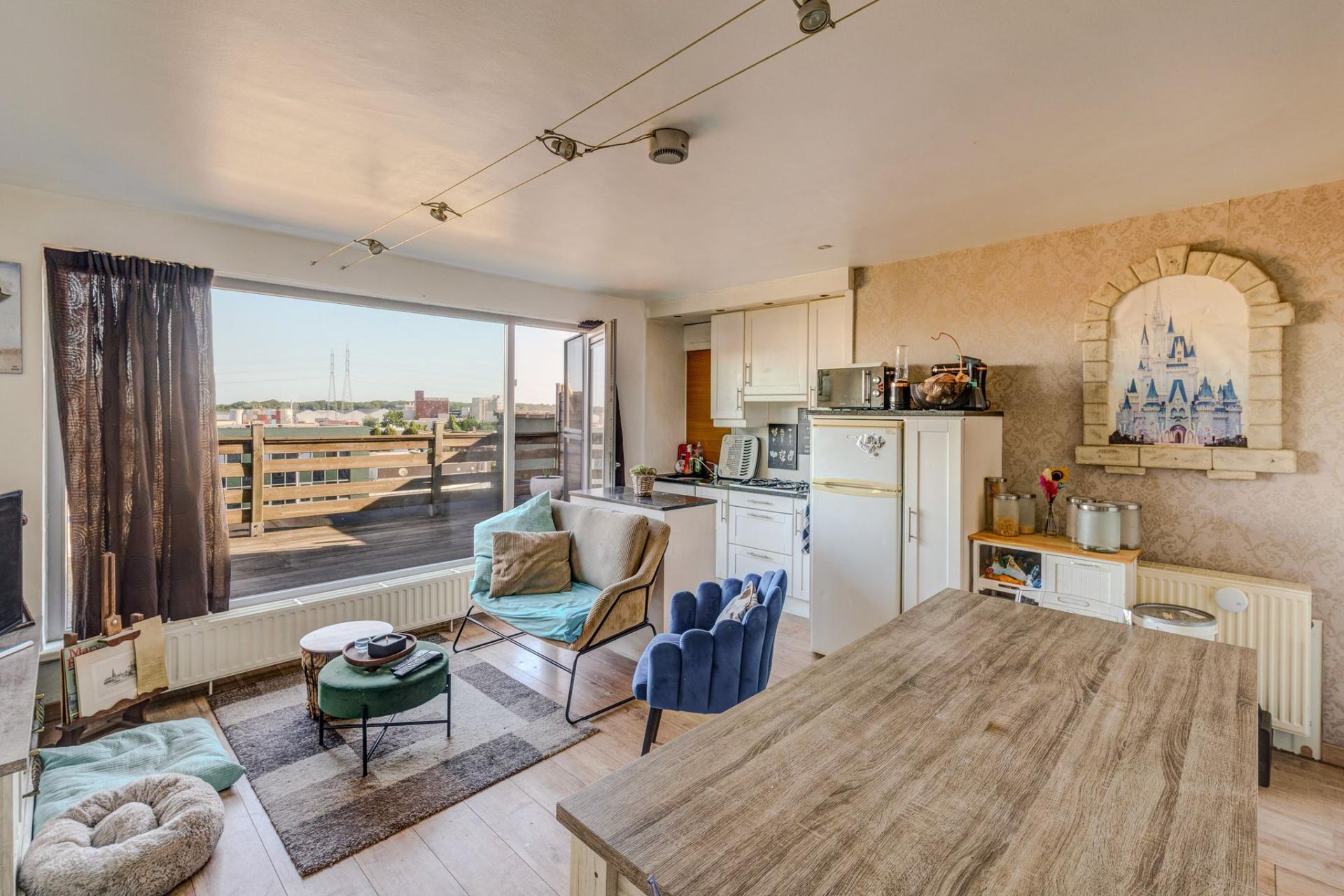 Appartement met slaapkamer en twee ruime terrassen in Deurne — foto