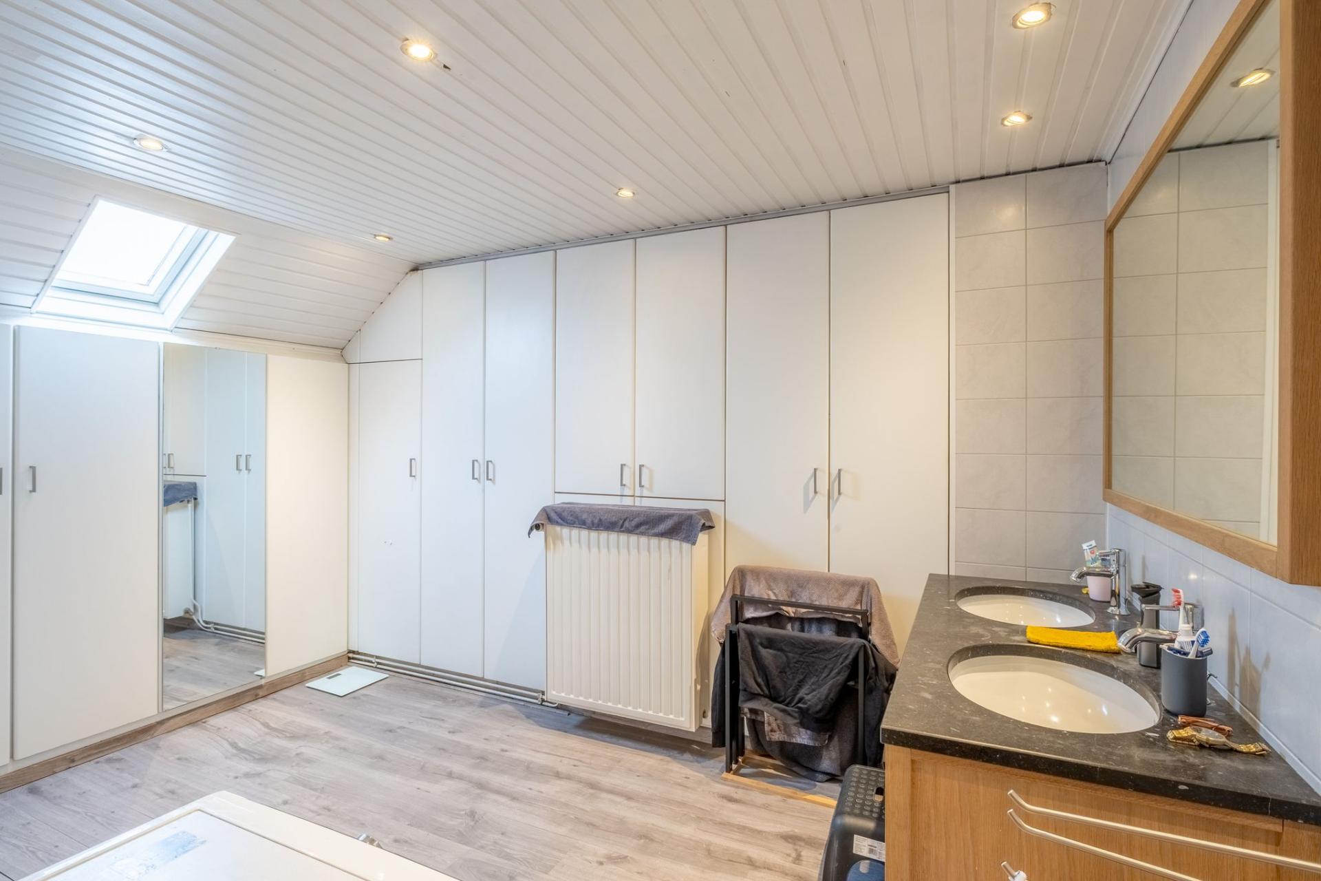 Veelzijdige woning met tal van mogelijkheden in Niel. — foto