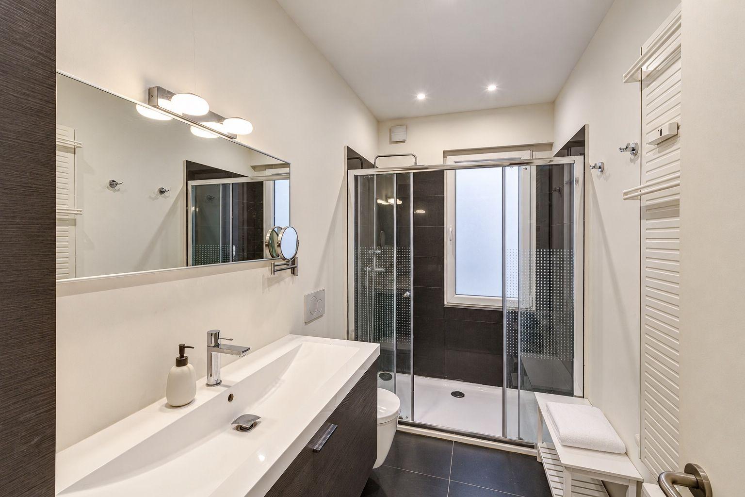 Ruim gelijkvloers 2 slk appartement in centrum Antwerpen — foto