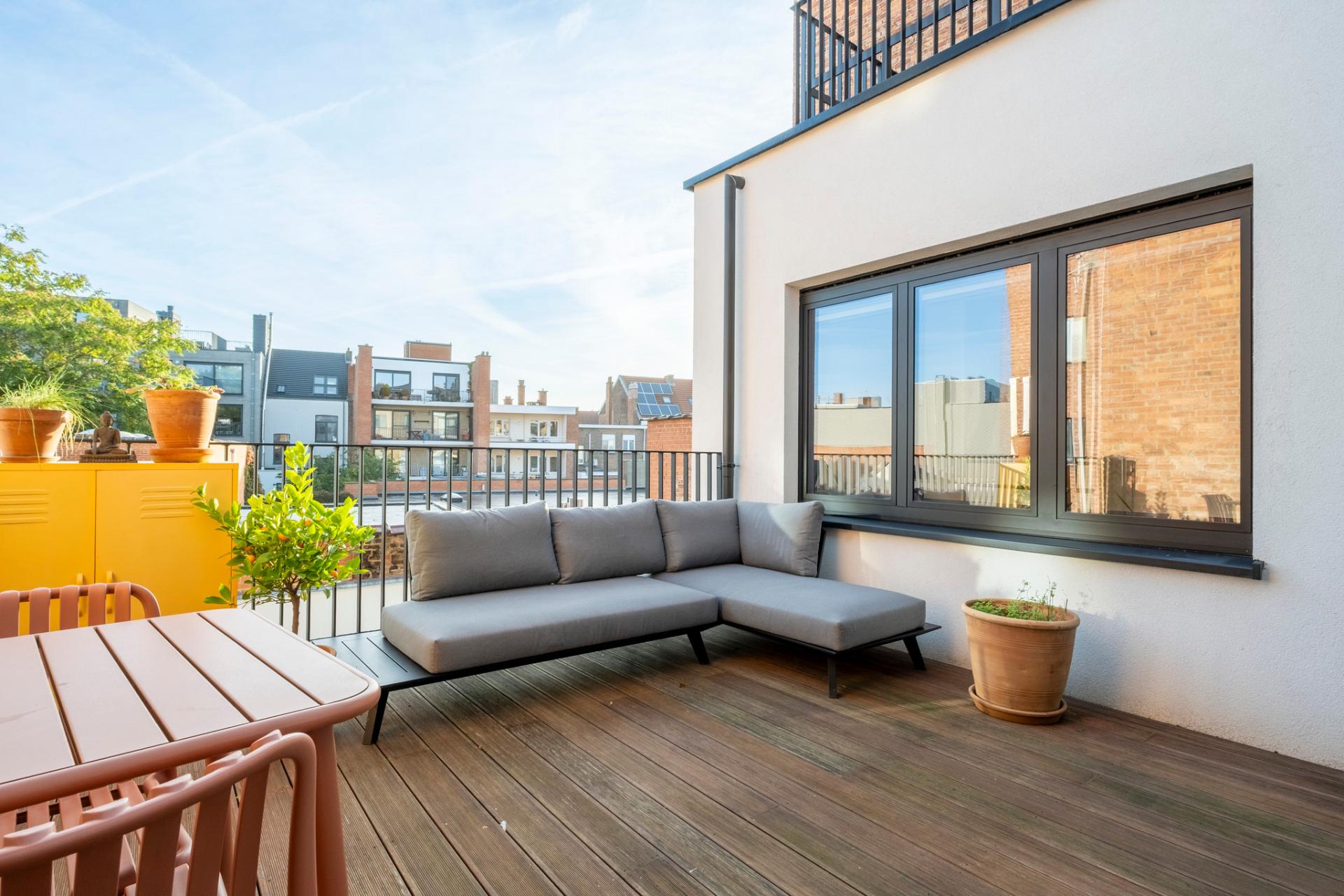 Gerenoveerd appartement met 2 slpks en terras in Mechelen — foto