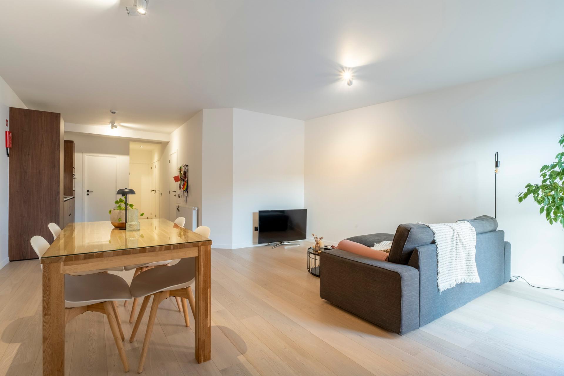 Gerenoveerd appartement met 2 slpks en terras in Mechelen — foto