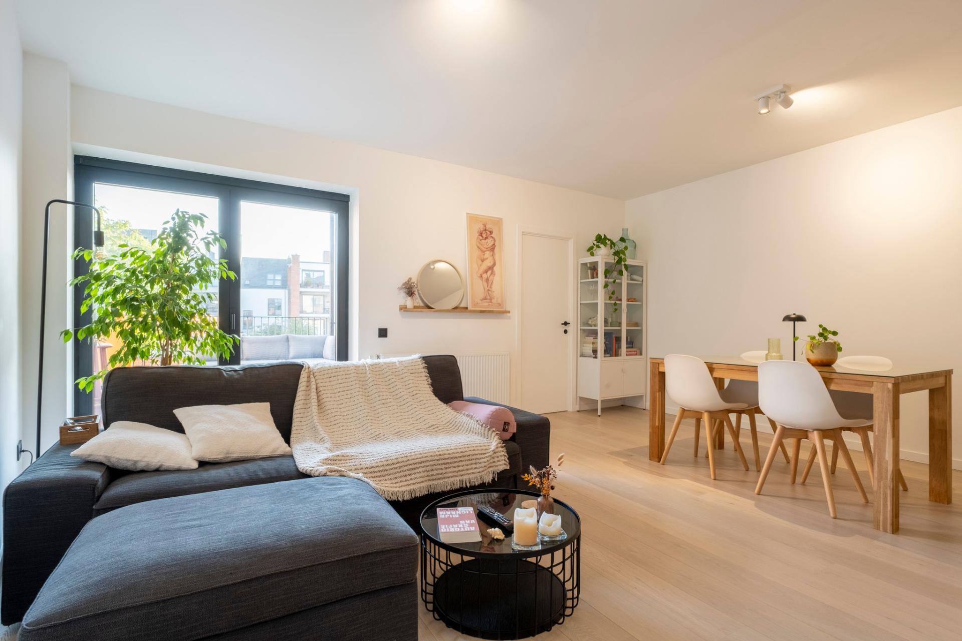 Gerenoveerd appartement met 2 slpks en terras in Mechelen — foto