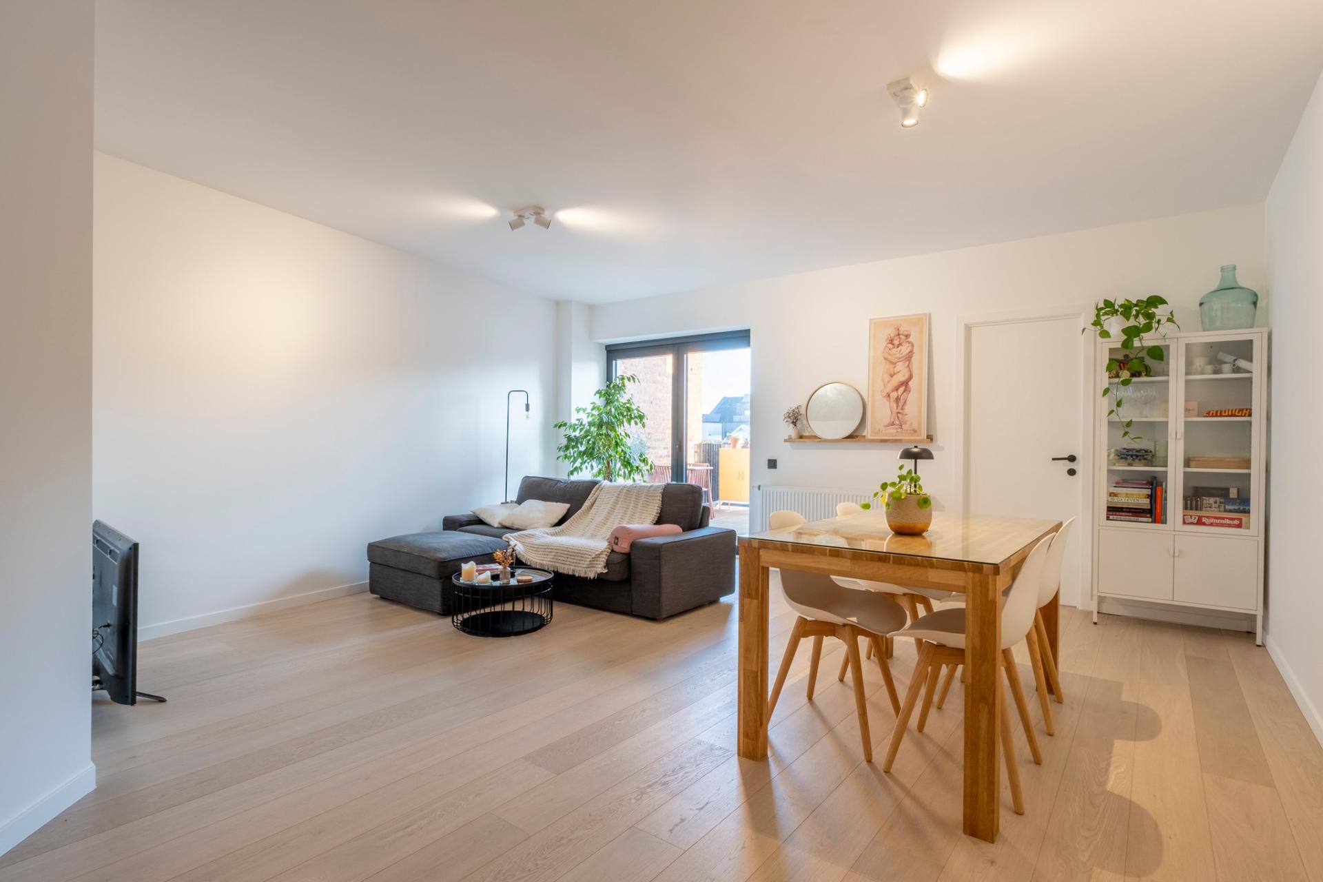 Gerenoveerd appartement met 2 slpks en terras in Mechelen — foto