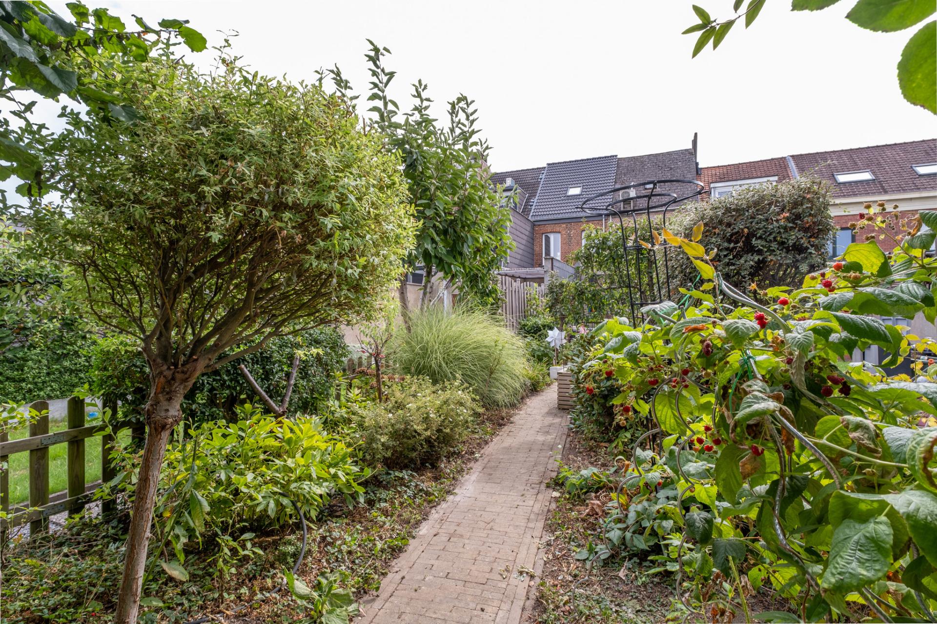 Instapklare gezinswoning met 3 slpks en prachtige tuin — foto
