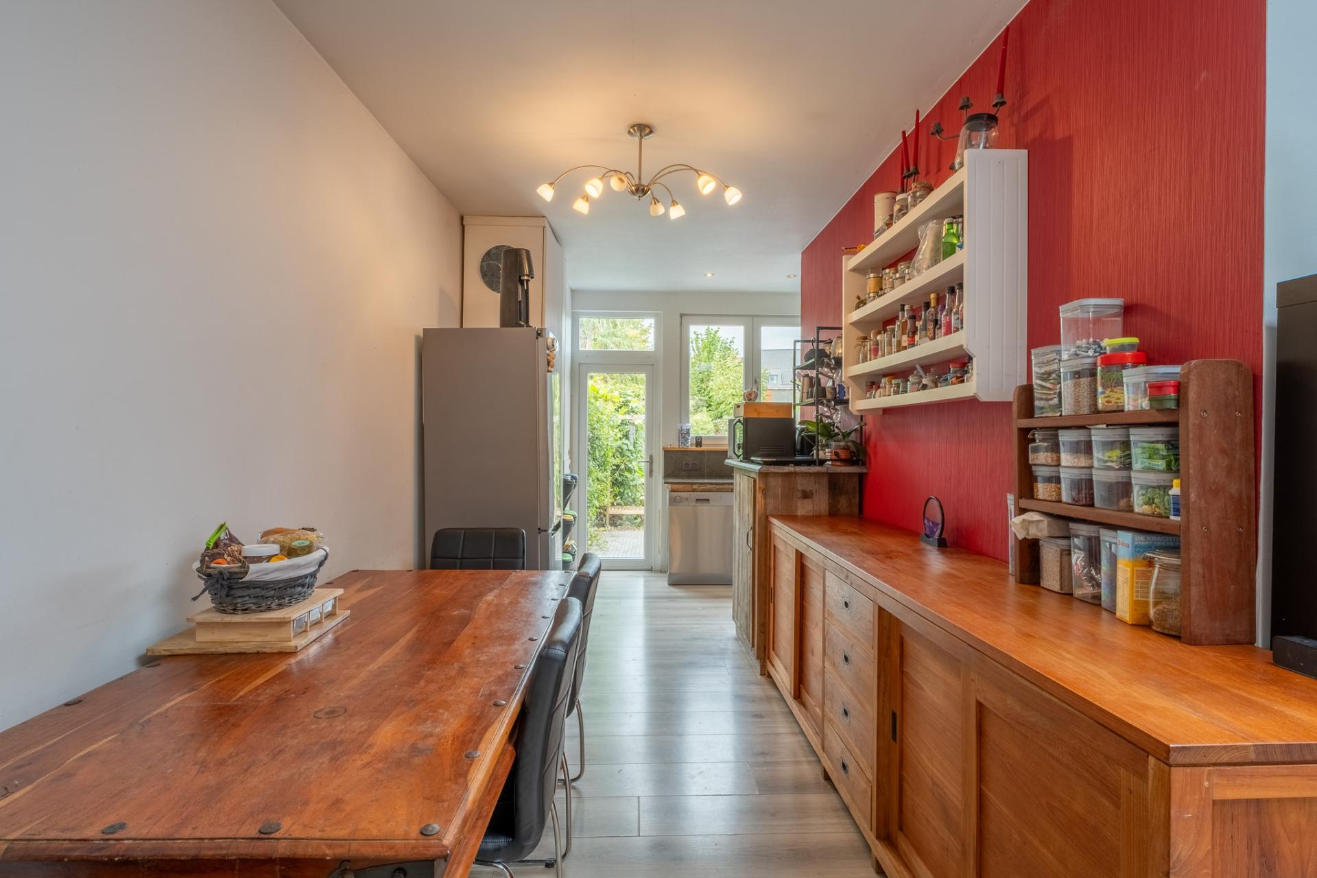 Instapklare gezinswoning met 3 slpks en prachtige tuin — foto