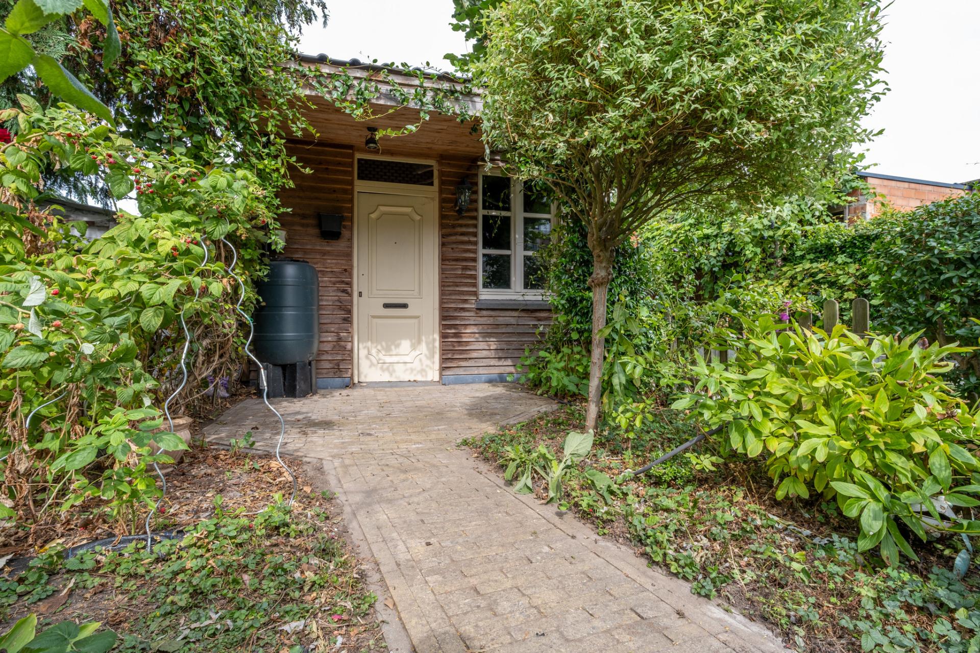 Instapklare gezinswoning met 3 slpks en prachtige tuin — foto