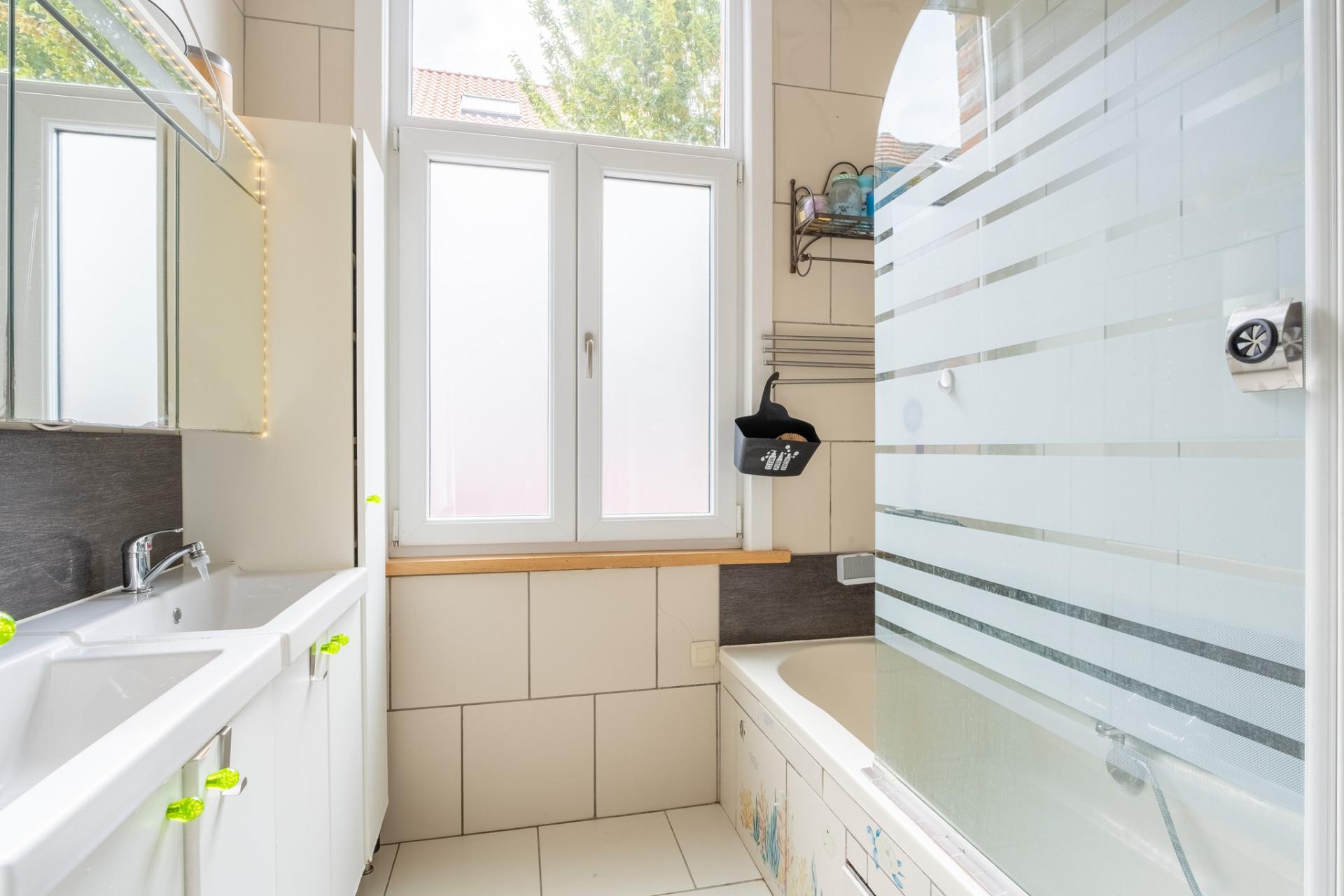 Instapklare gezinswoning met 3 slpks en prachtige tuin — foto