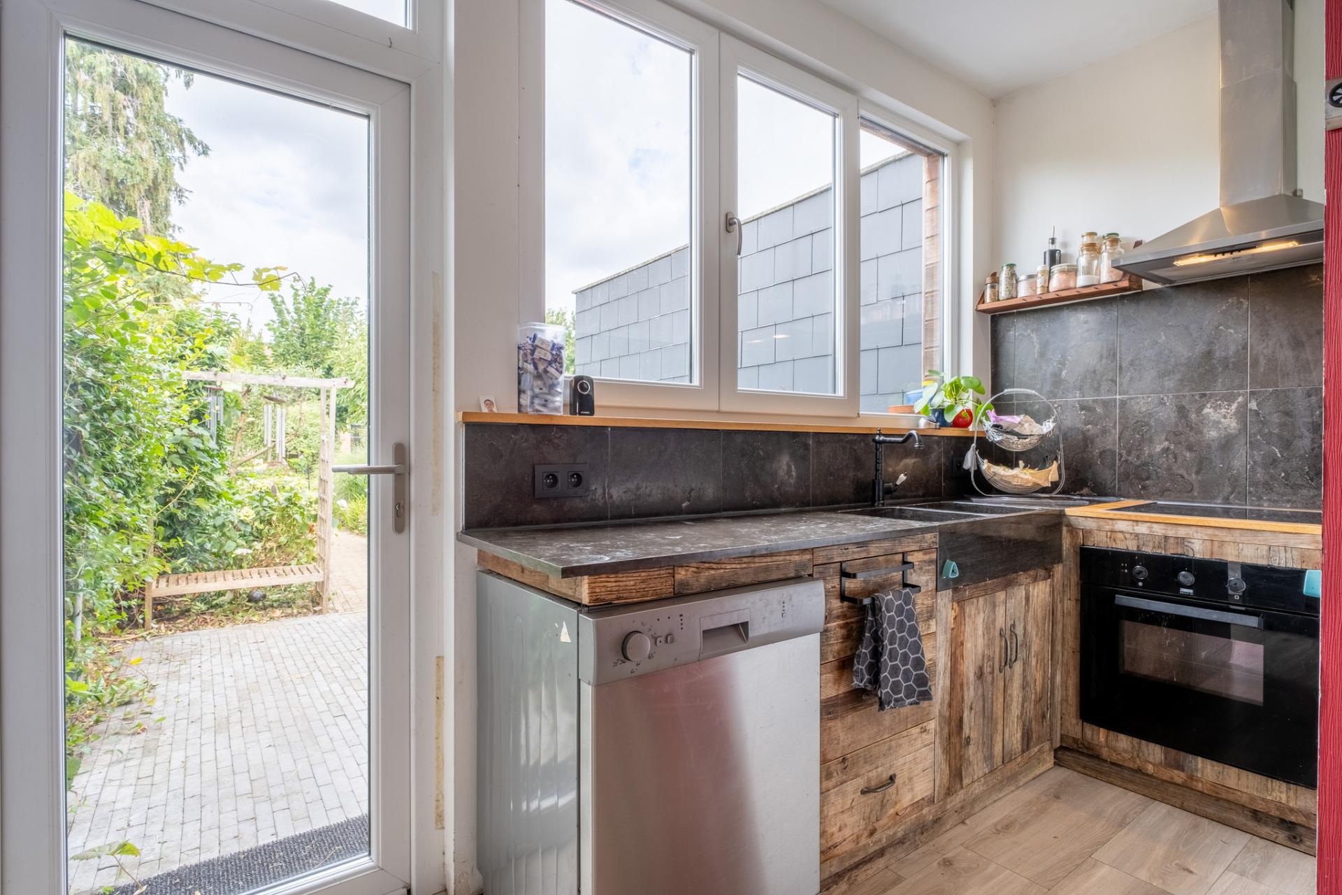 Instapklare gezinswoning met 3 slpks en prachtige tuin — foto