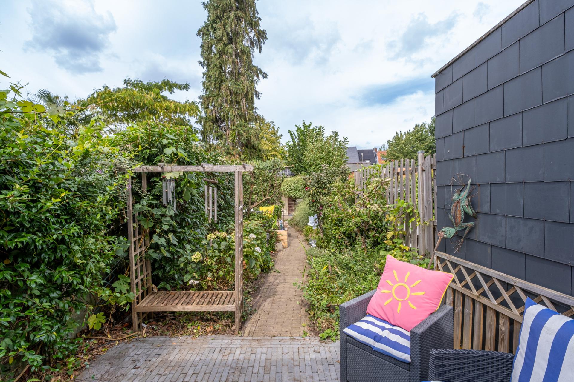 Instapklare gezinswoning met 3 slpks en prachtige tuin — foto