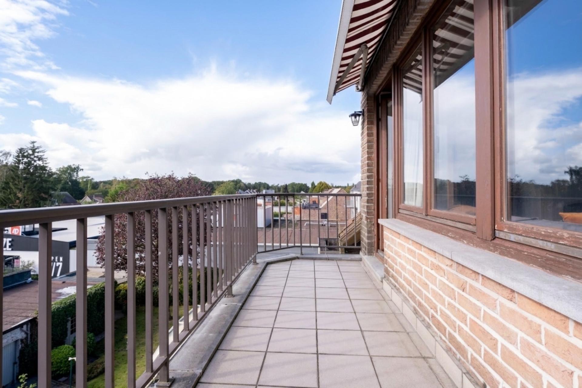 Duplex te huur in Sint-Job met garage en terras — foto