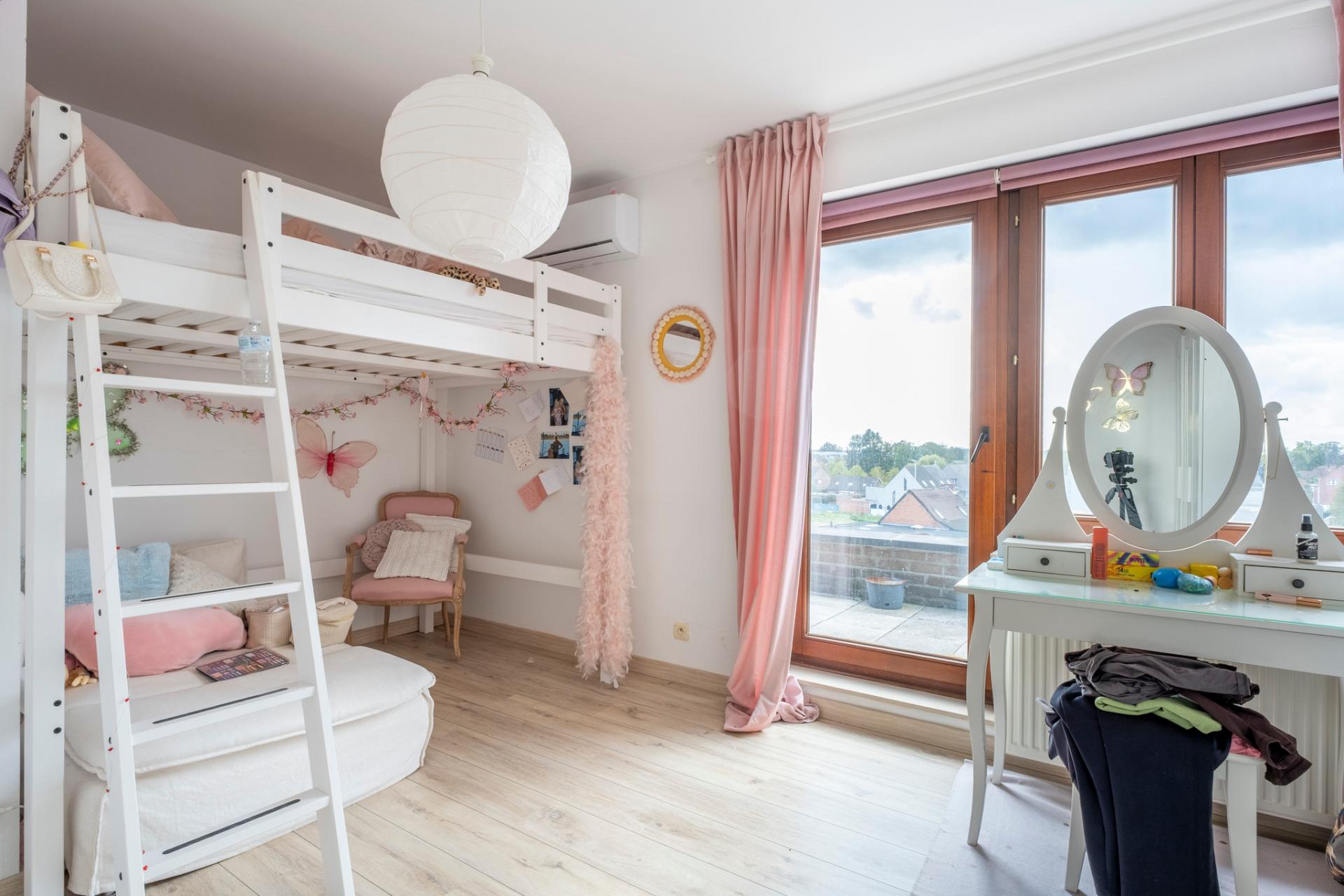 Duplex te huur in Sint-Job met garage en terras — foto